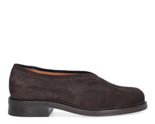 Billi Bi flad sko i T.moro Deliziouso ruskind 556 med rund tå og klassisk loafer-inspireret design.
