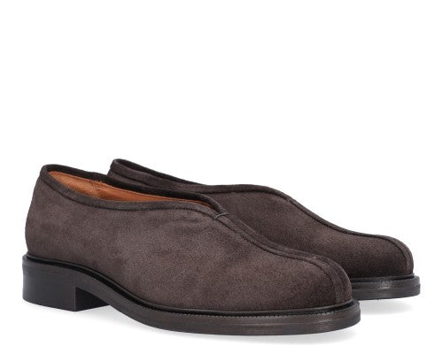 Billi Bi flad sko i T.moro Deliziouso ruskind 556 med rund tå og klassisk loafer-inspireret design.