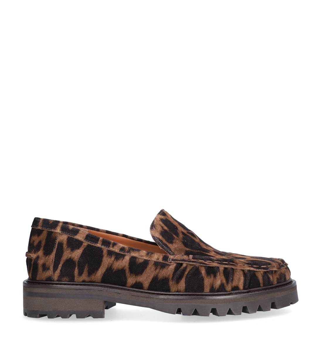 B1354 loafer i leopardmønstret ruskind med rund snude, track-sål og håndlavede detaljer.