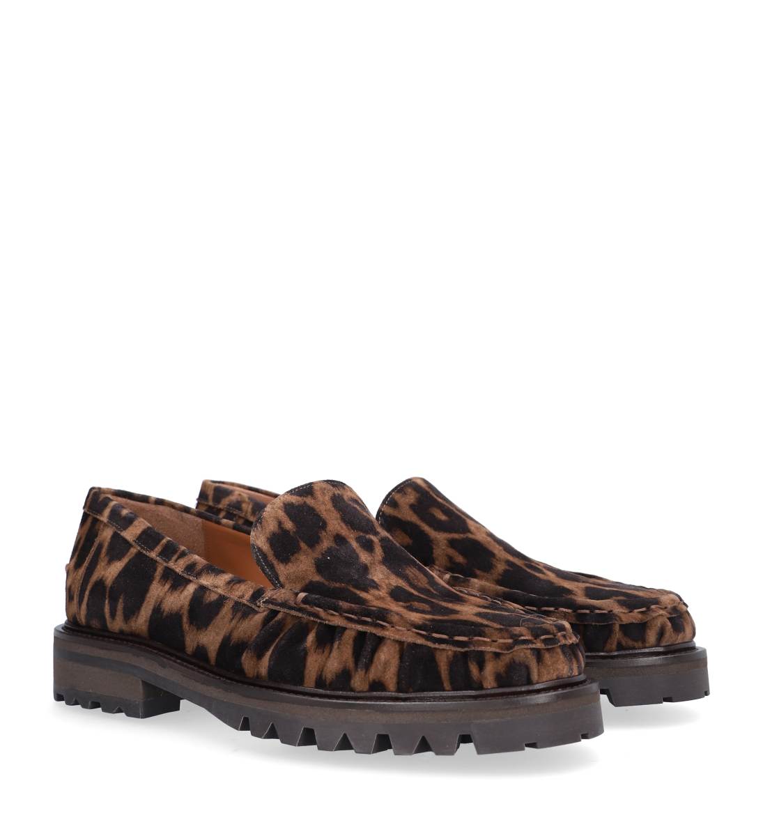 B1354 loafer i leopardmønstret ruskind med rund snude, track-sål og håndlavede detaljer.