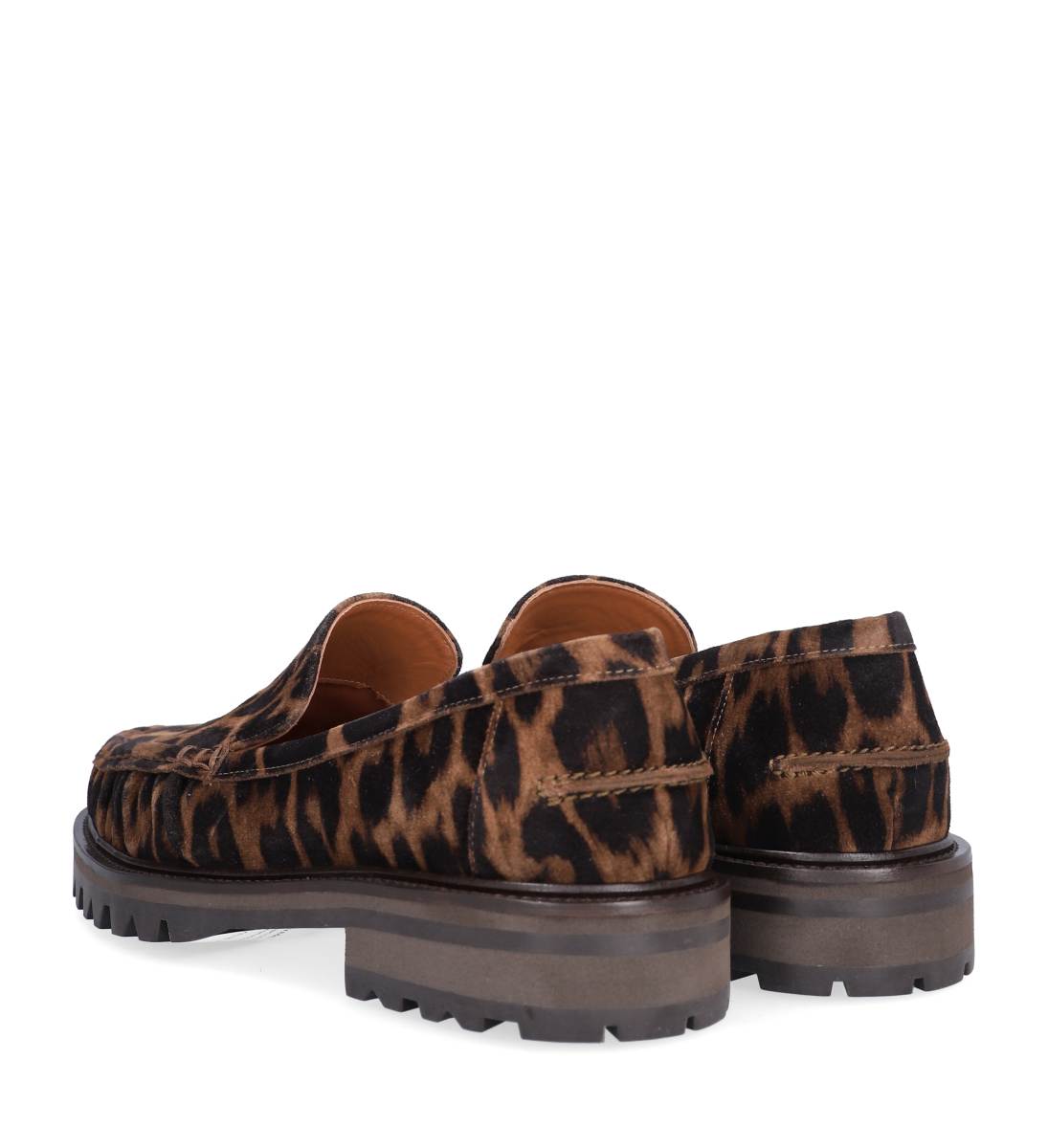 B1354 loafer i leopardmønstret ruskind med rund snude, track-sål og håndlavede detaljer.