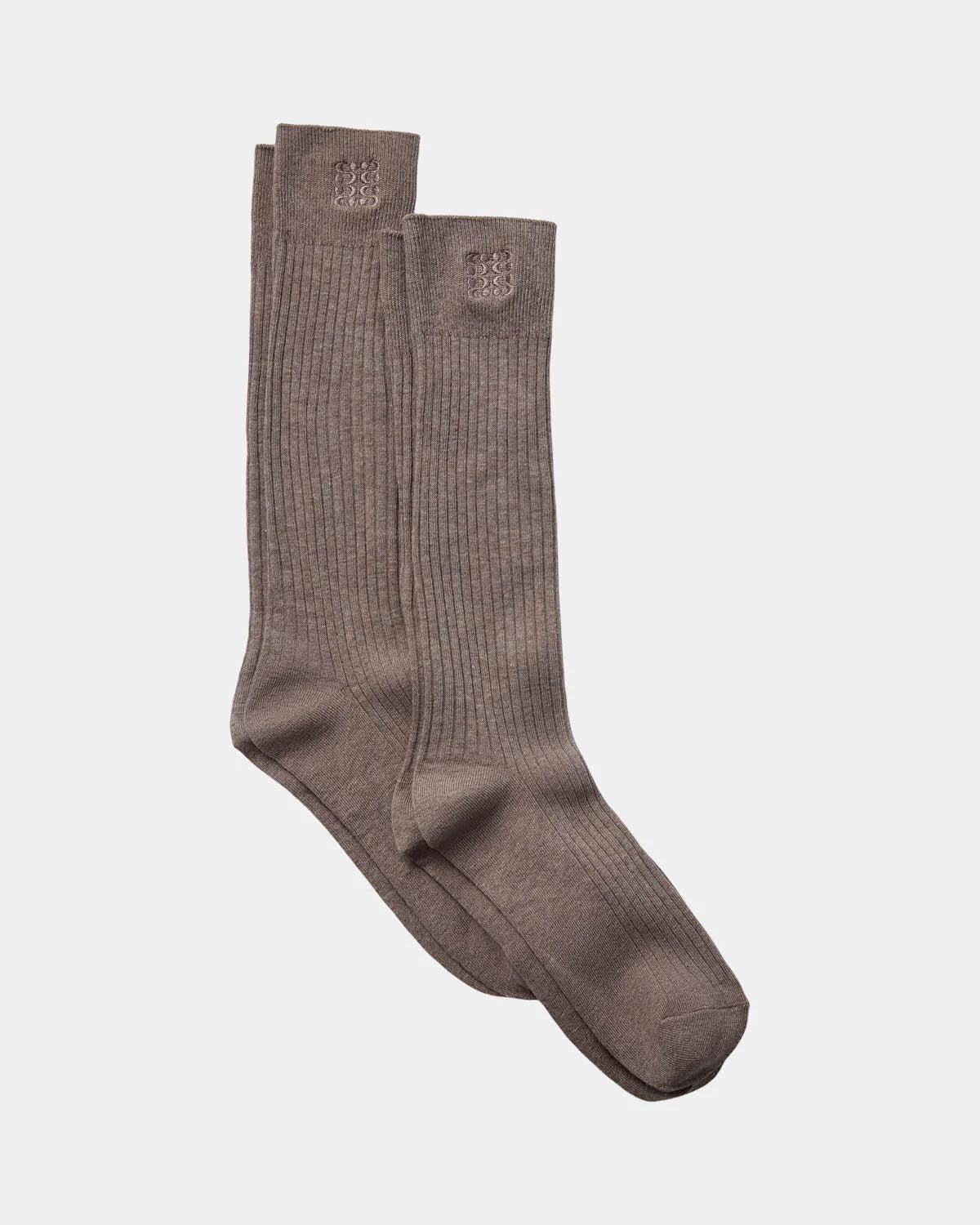 BEATHA knæhøje strømper fra Sofie Schnoor i Camel Melange med ribstrik og logobroderi – køb hos butikalrum.dk.