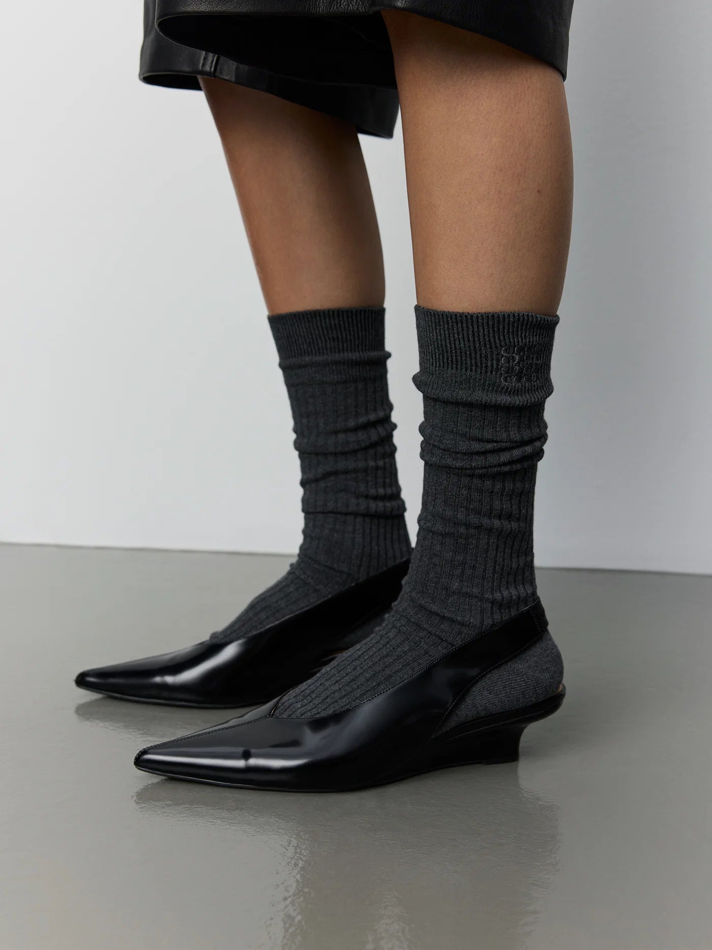 BEATHA knæhøje strømper fra Sofie Schnoor i Dark Grey Melange med ribstrik og logobroderi – køb hos butikalrum.dk.