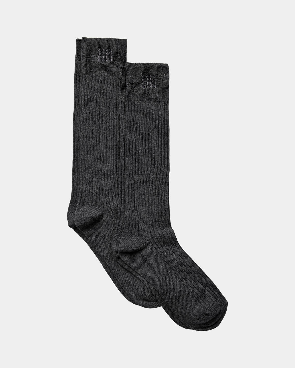 BEATHA knæhøje strømper fra Sofie Schnoor i Dark Grey Melange med ribstrik og logobroderi – køb hos butikalrum.dk.