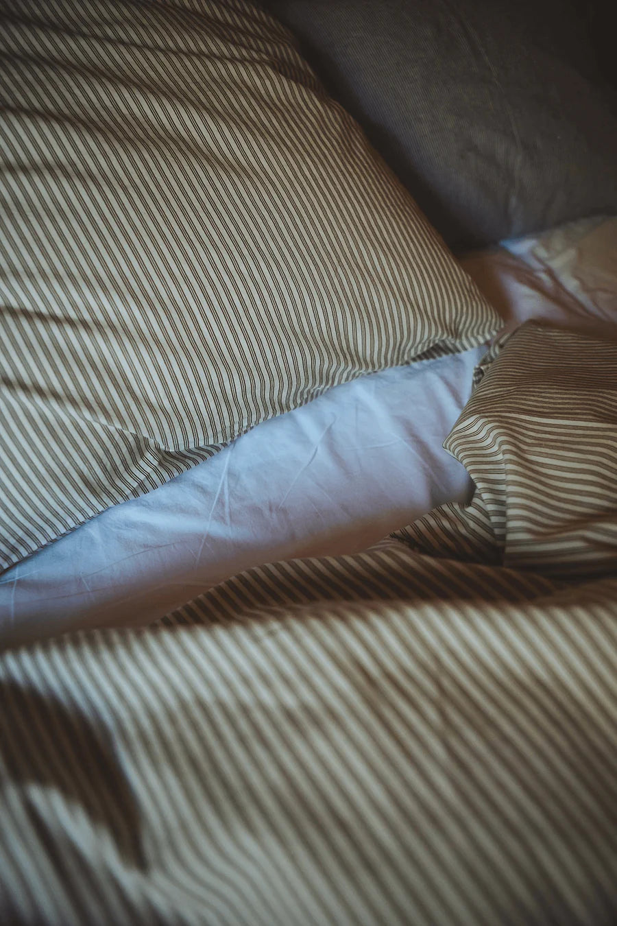 Sengetøj Brown Beach Stripe – køb hos butikalrum.dk