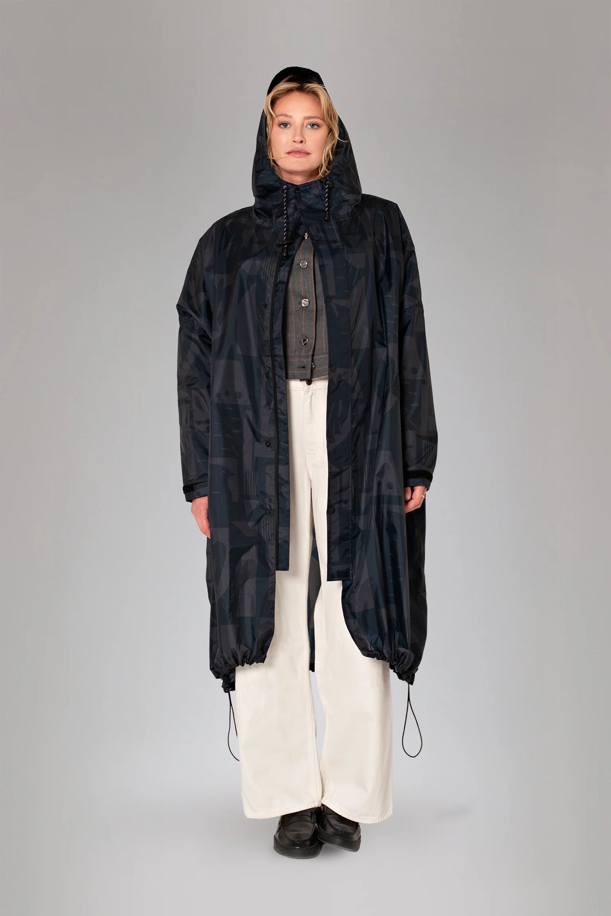 Rainkiss Raincoat i Back to Black med ton-i-ton print, oversized pasform og 100% vandtæt genanvendt polyester – køb hos butikalrum.dk.