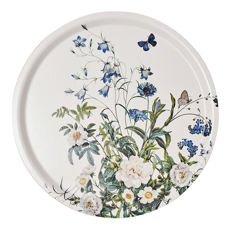 Rund serveringsbakke med blå og hvide blomster, 38 cm diameter, FSC-certificeret birkefinér, fra Blue Flower Garden-kollektionen, opvaskemaskinebestandig og fødevaregodkendt.