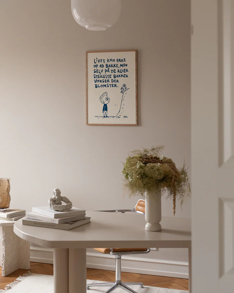 Peletonplakat af Martin Jørgensen med citat: Livet kan være op ad bakke, men selv på de aller stejleste bakker vokser der blomster. Plakat med tekst. 
