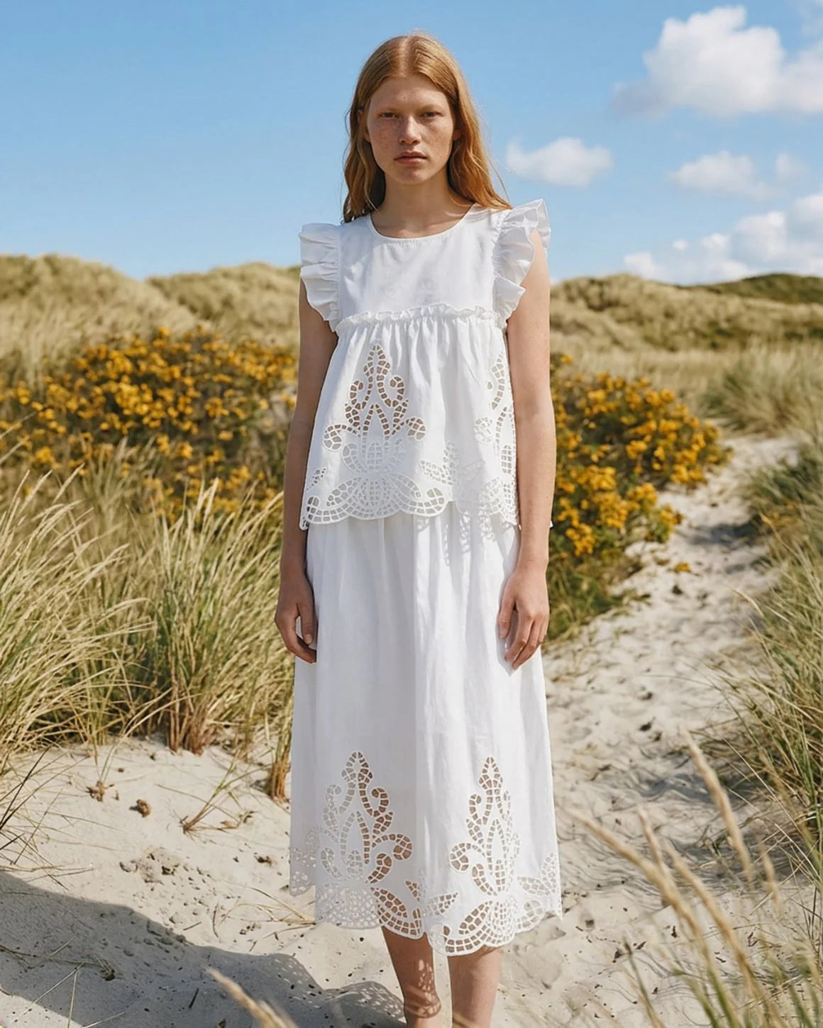 Hvid sommernederdel i 100 procent bomuld fra LA RŌUGE med blondekant og sidelommer perfekt til sommer - køb hos butikalrum.dk