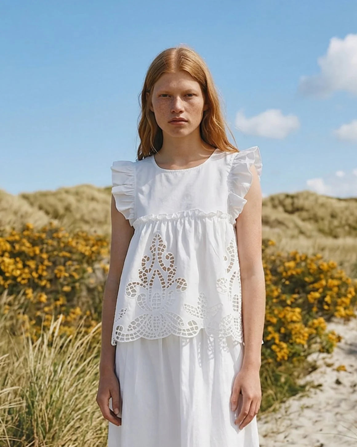 Ærmeløs hvid top i 100 procent bomuld fra LA RŌUGE med flæsekant og blonde detaljer perfekt til sommer - køb hos butikalrum.dk