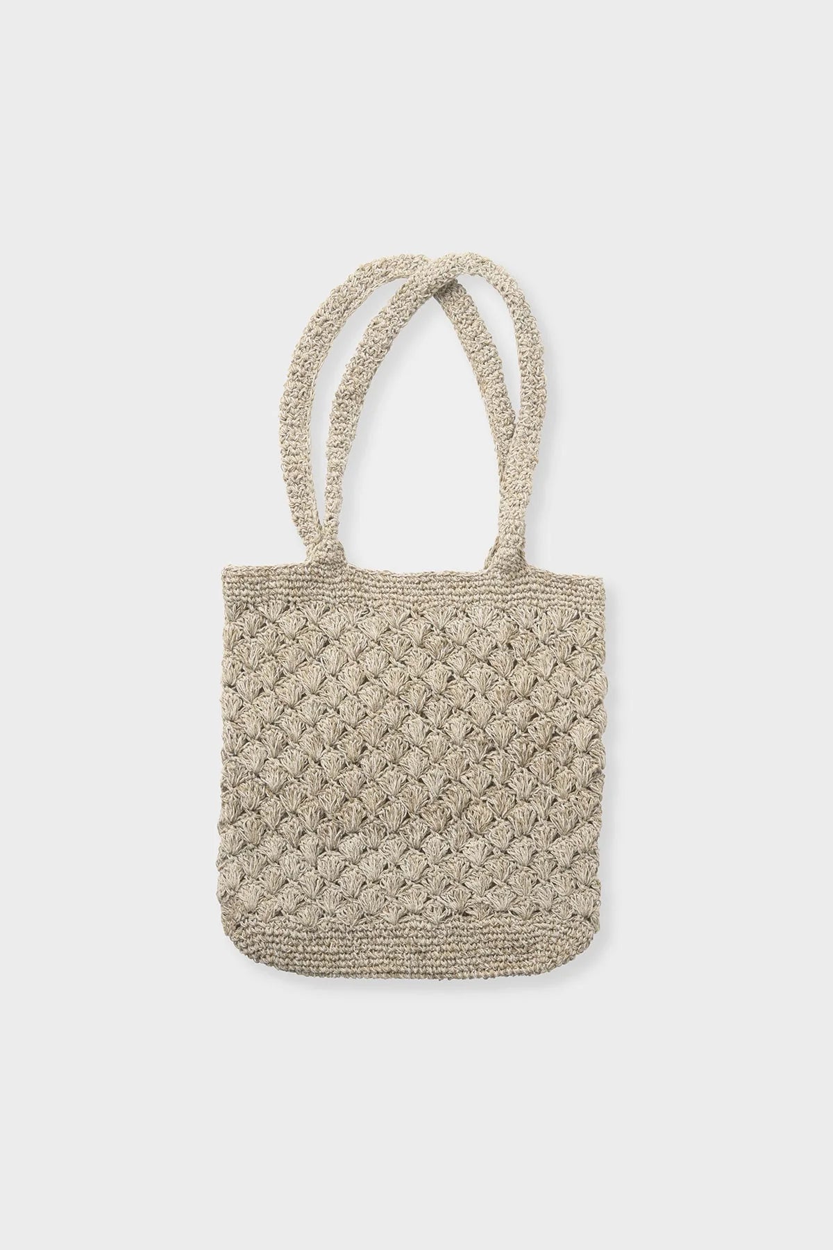Håndhæklet strandtaske fra Care By Me i hamp og bomuld med muslinge mønster perfekt til sommer og strand - køb hos butikalrum.dk