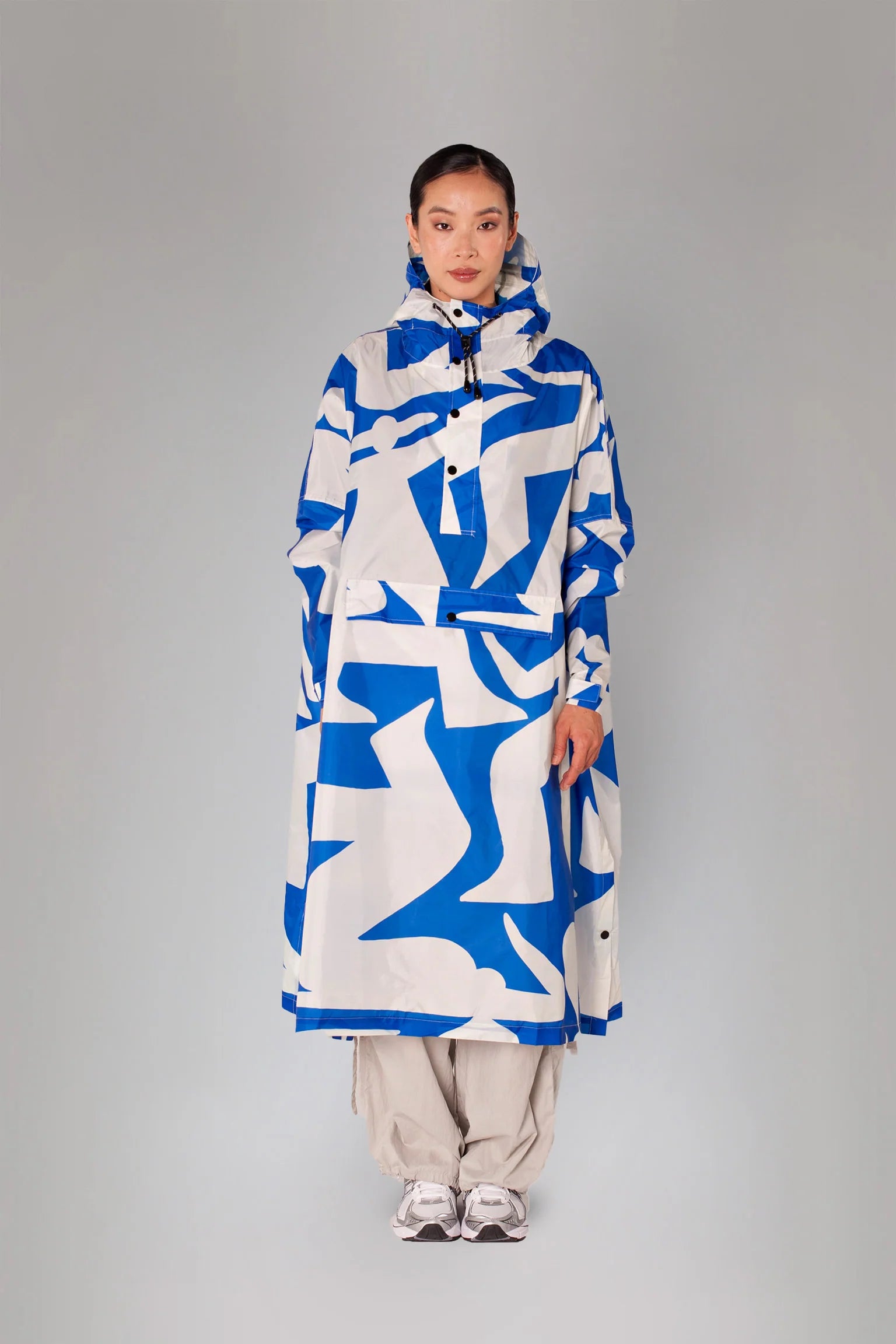 Rainkiss regnponcho i The Blue Dance-design – elegante blå nuancer og vandtæt unisex-pasform
