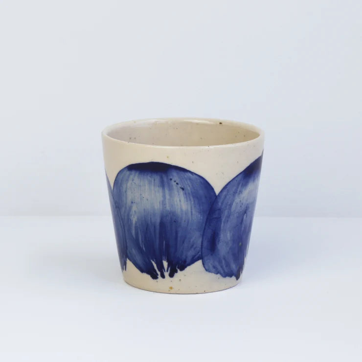 Ø-kop Original i Blue Brush, håndlavet bornholmsk keramik Ø7,5 cm – køb hos butikalrum.dk.