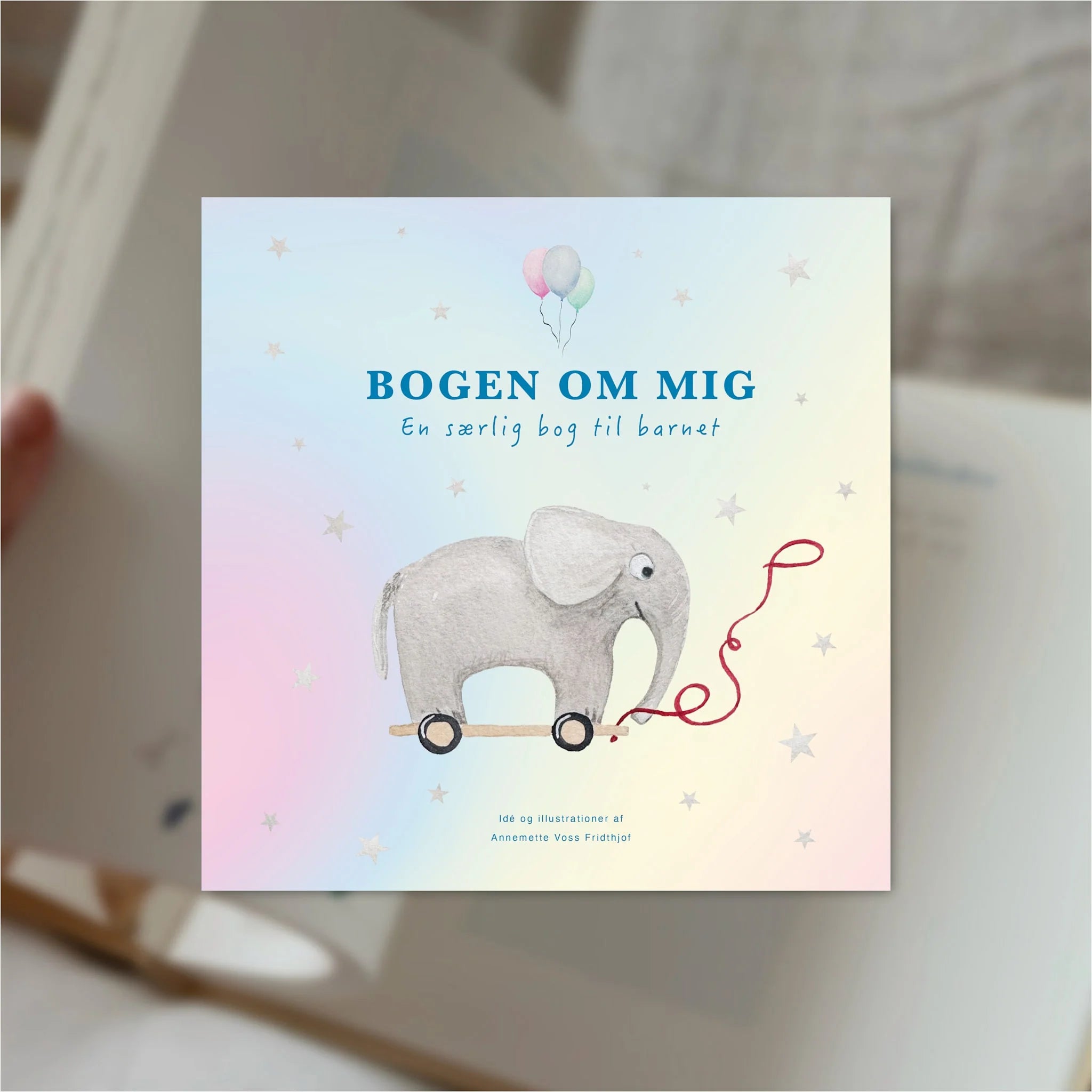 Bogen om mig SPECIAL EDITION af All By Voss – udfyld selv-bog til barnets første år, hardback med metallic stjerner