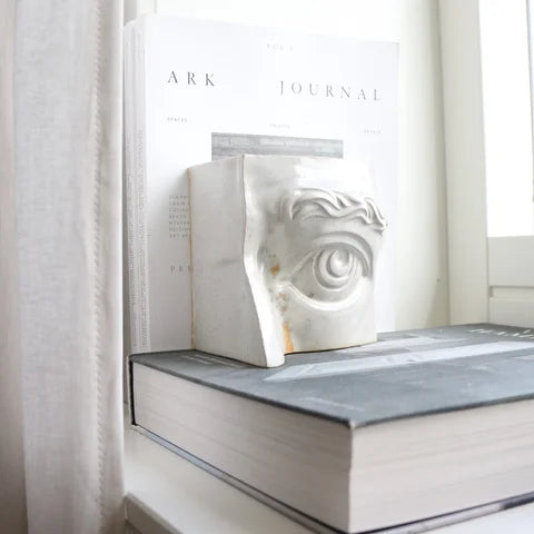 Håndlavet bogstøtte "Bookend Eye" i Antique White – skulptur og funktion i ét, fra butikalrum.dk