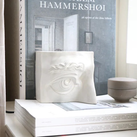 Håndlavet bogstøtte "Bookend Eye"  i Antique White – skulptur og funktion i ét, fra butikalrum.dk