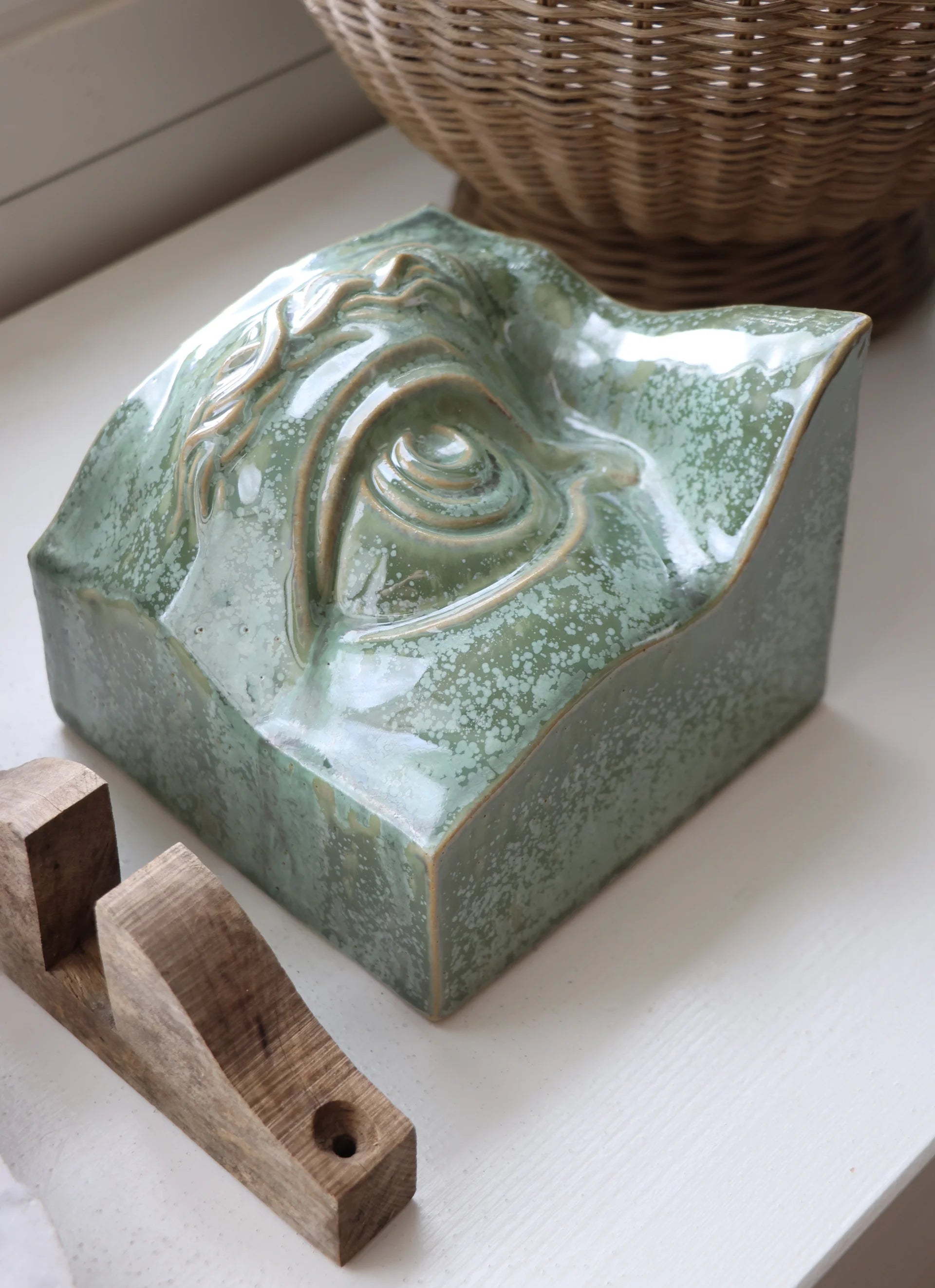 Håndlavet bogstøtte "Bookend Eye" (højre) i Copper Green – dansk skulptur med funktion, fra butikalrum.dk