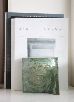 Håndlavet bogstøtte "Bookend Eye" i Copper Green – dansk skulptur med funktion, fra butikalrum.dk