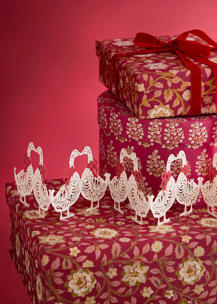 Bordguirlande med julegås-motiv i papir – laserskåret pynt med fine detaljer, fra Butikalrum.dk på Amagerbro