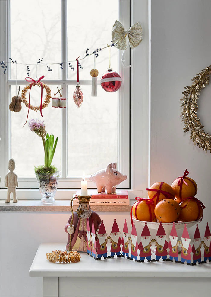 Table Garland 67 cm med nisser i rødt papir – dekorativt bordpynt til julefrokost og julebord, fra Butikalrum.dk på Amagerbro