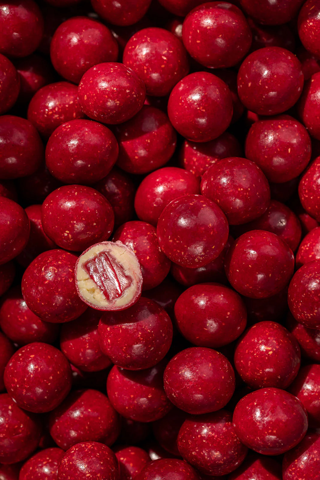 Eksklusiv gaveæske fra Box the Original med gelatinefri gourmet vingummi overtrukket med premium chokolade og naturligt hindbærpulver