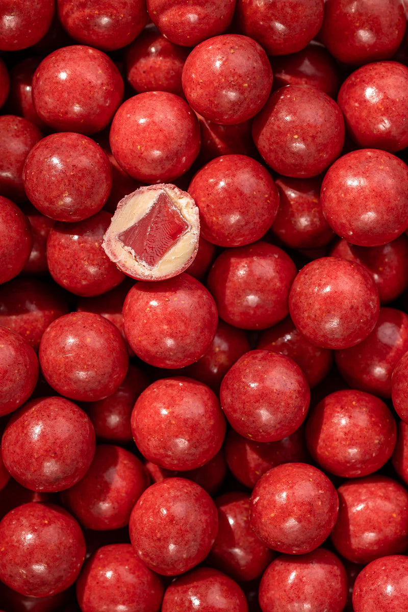 Gelatinefri vingummier med jordbærpulver og hvid chokolade fra Box the Original i snack pack - køb hos butikalrum.dk