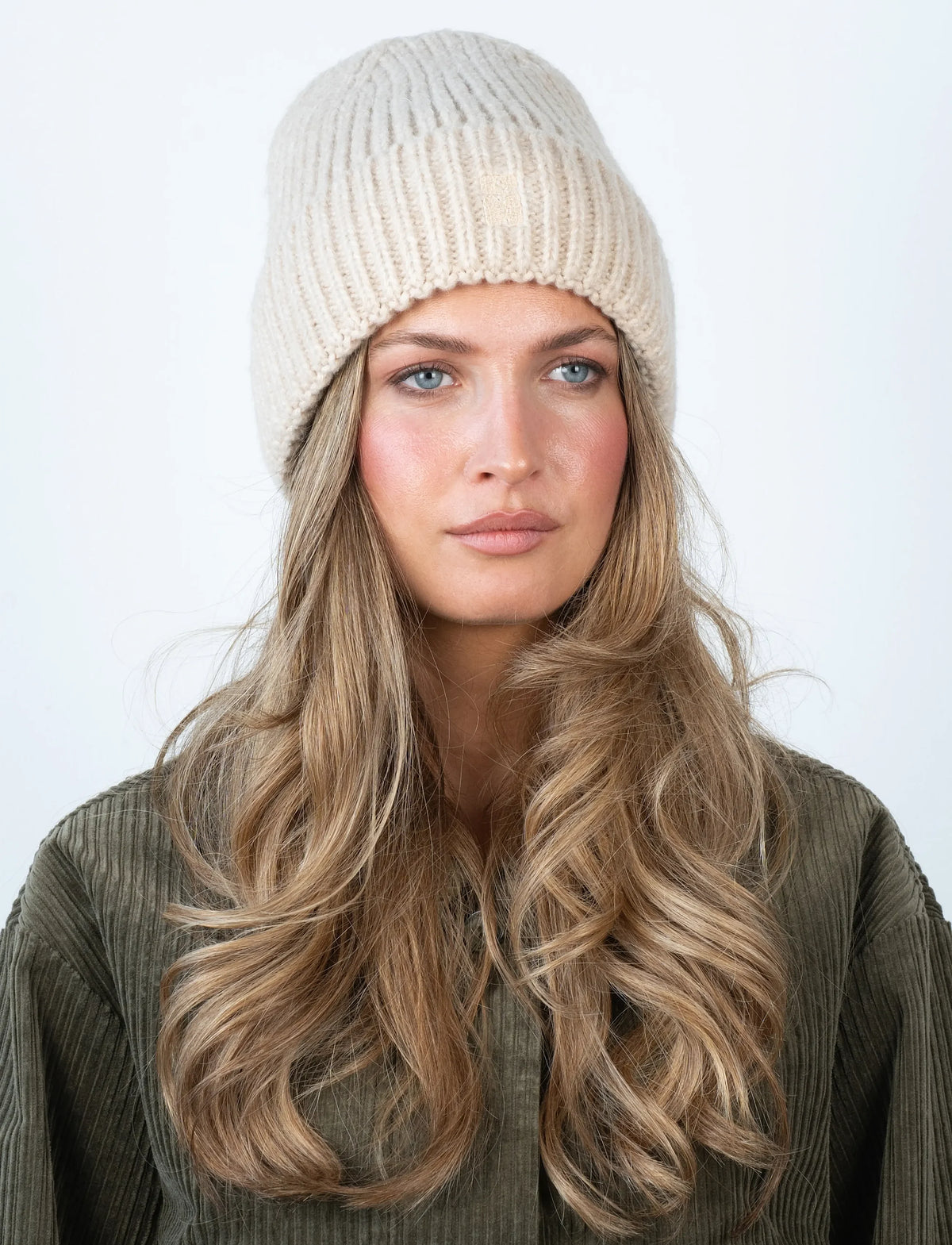 Brenda Beanie fra Sui Ava i Beige, blød chunky ribstrikket hue med uld og genanvendt polyester – køb hos butikalrum.dk.