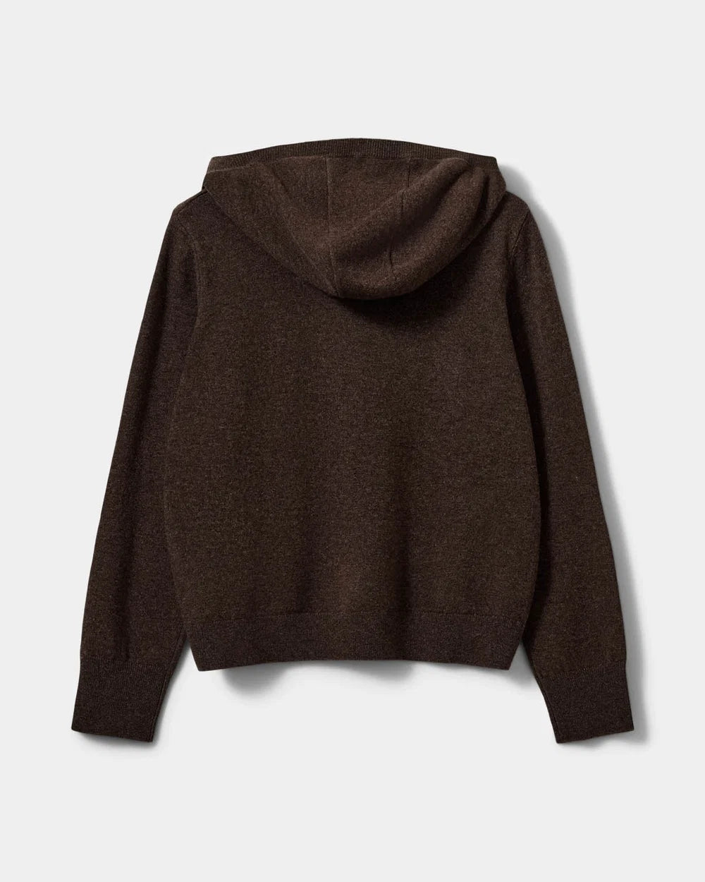 CASSIESW strikhoodie fra Sofie Schnoor i Brown Fudge, fremstillet i 100% uld med afslappet pasform – køb hos butikalrum.dk.