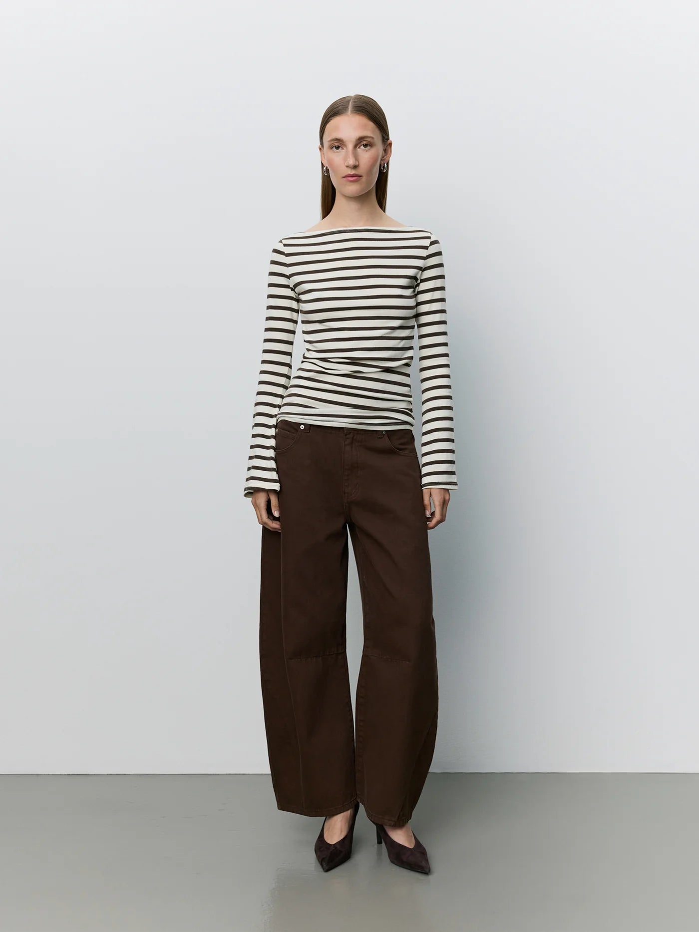 CECESW langærmet T-shirt fra Sofie Schnoor i Brown Striped med bådhals og klokkeformede ærmer – køb hos butikalrum.dk.