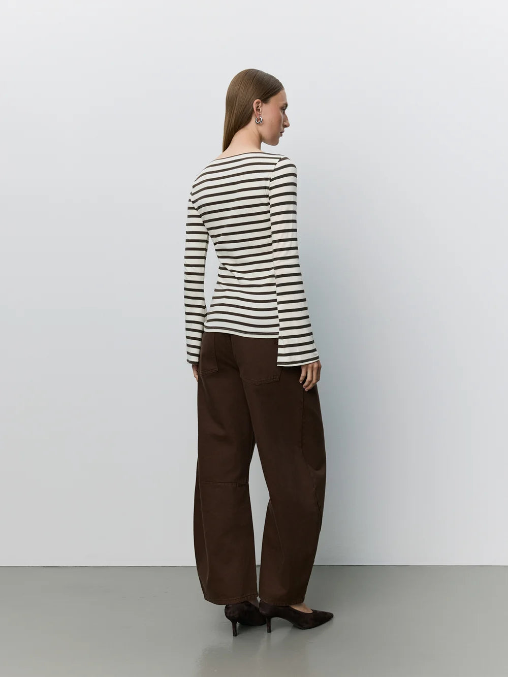 CECESW langærmet T-shirt fra Sofie Schnoor i Brown Striped med bådhals og klokkeformede ærmer – køb hos butikalrum.dk.