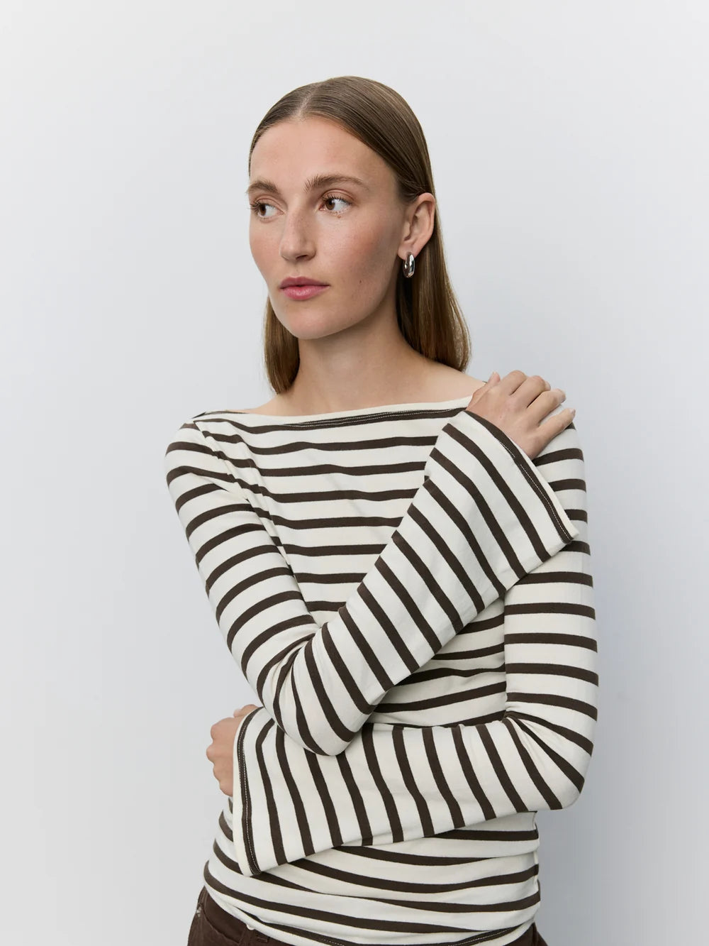 CECESW langærmet T-shirt fra Sofie Schnoor i Brown Striped med bådhals og klokkeformede ærmer – køb hos butikalrum.dk.