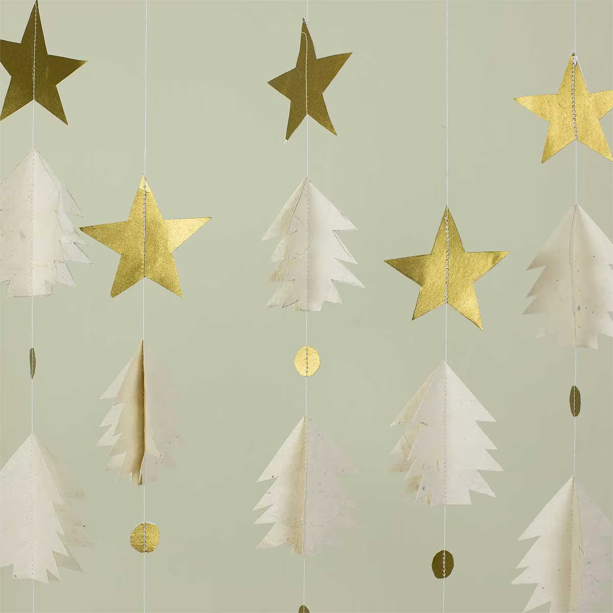 Christmas Night Mobile med hvide juletræer og guldstjerner, håndlavet i Lokta-papir fra Nepal – køb hos butikalrum.dk.