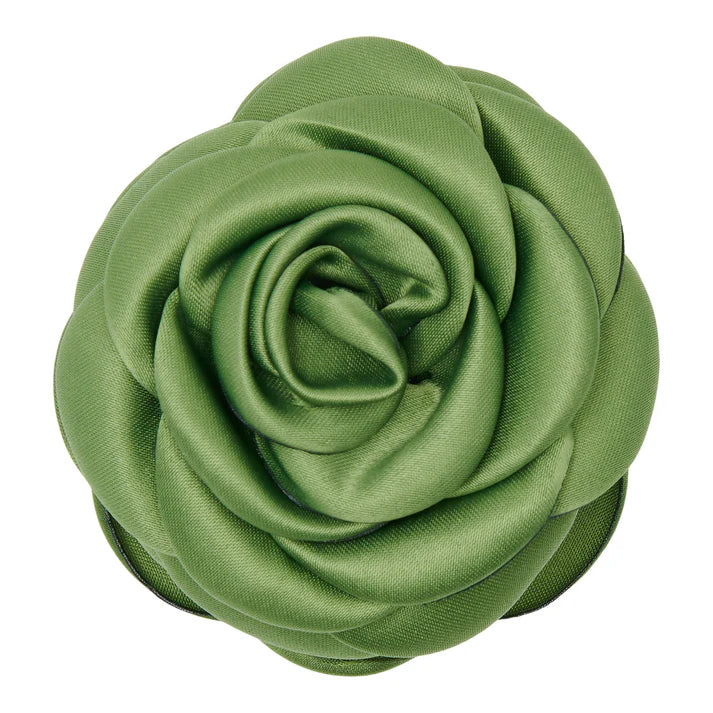 Lille hårklemme med olivengrøn satinblomst – håndlavet hårpynt med elegant og naturligt look.