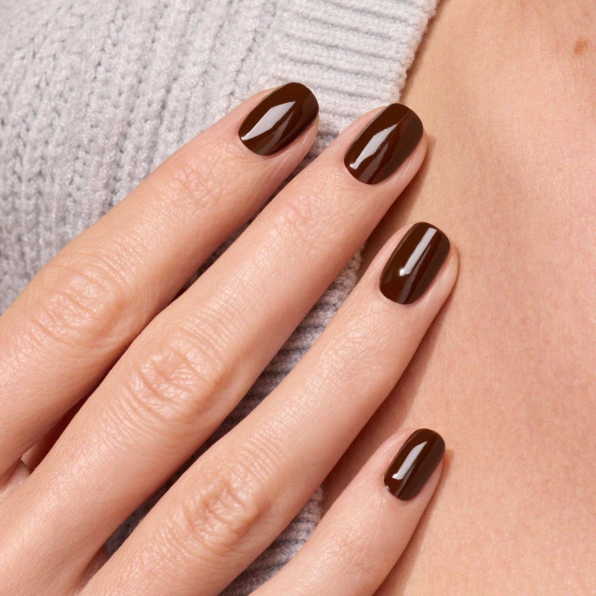 Manucurist Green Nail Polish i Clove, en dyb chokoladebrun neglelak med violet og bordeaux nuancer – køb hos butikalrum.dk.