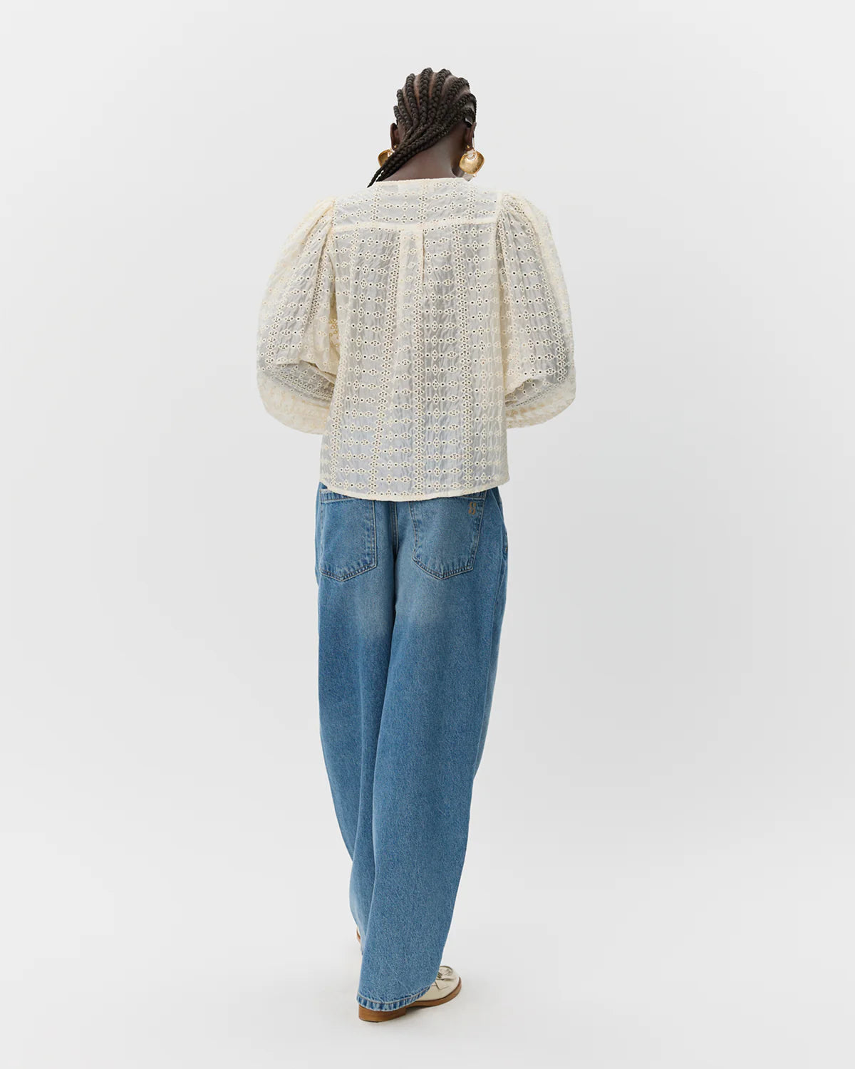 CoraSW skjorte i creme med broderie anglaise – fås hos butikalrum.dk