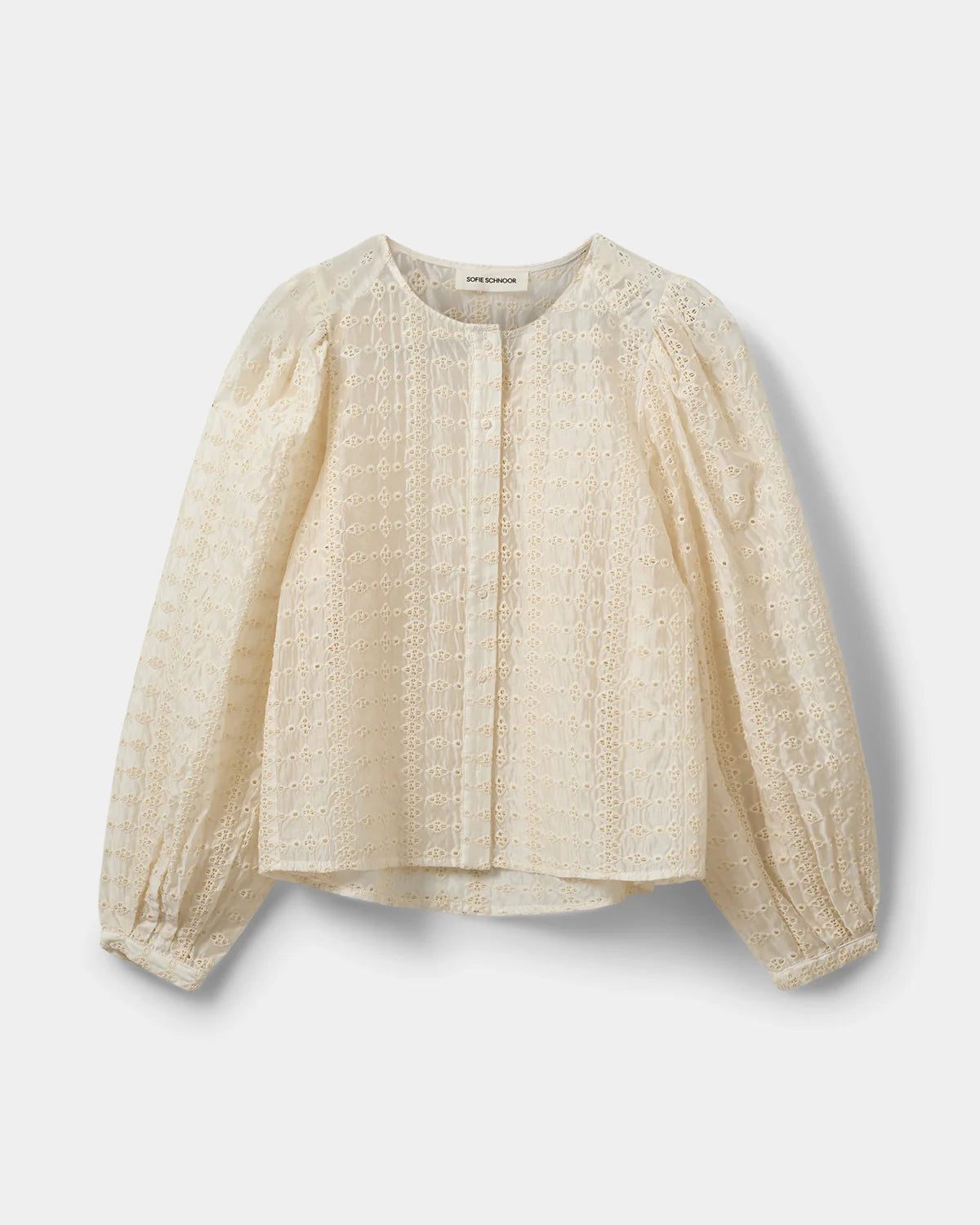 CoraSW skjorte i creme med broderie anglaise – fås hos butikalrum.dk