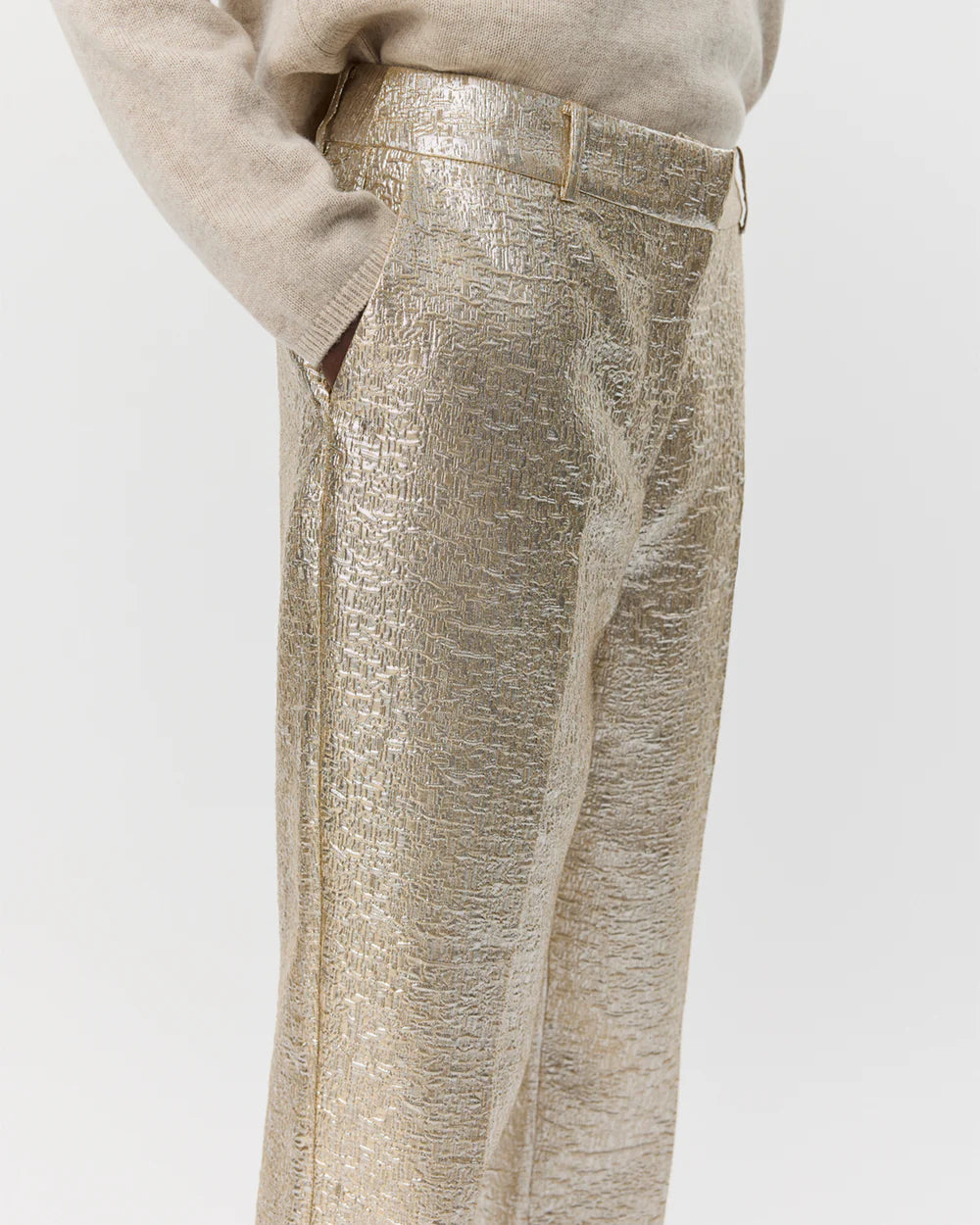Guldfarvede bukser fra Sofie Schnoor med metallisk finish – perfekte til fest og nytår, køb hos butikalrum.dk