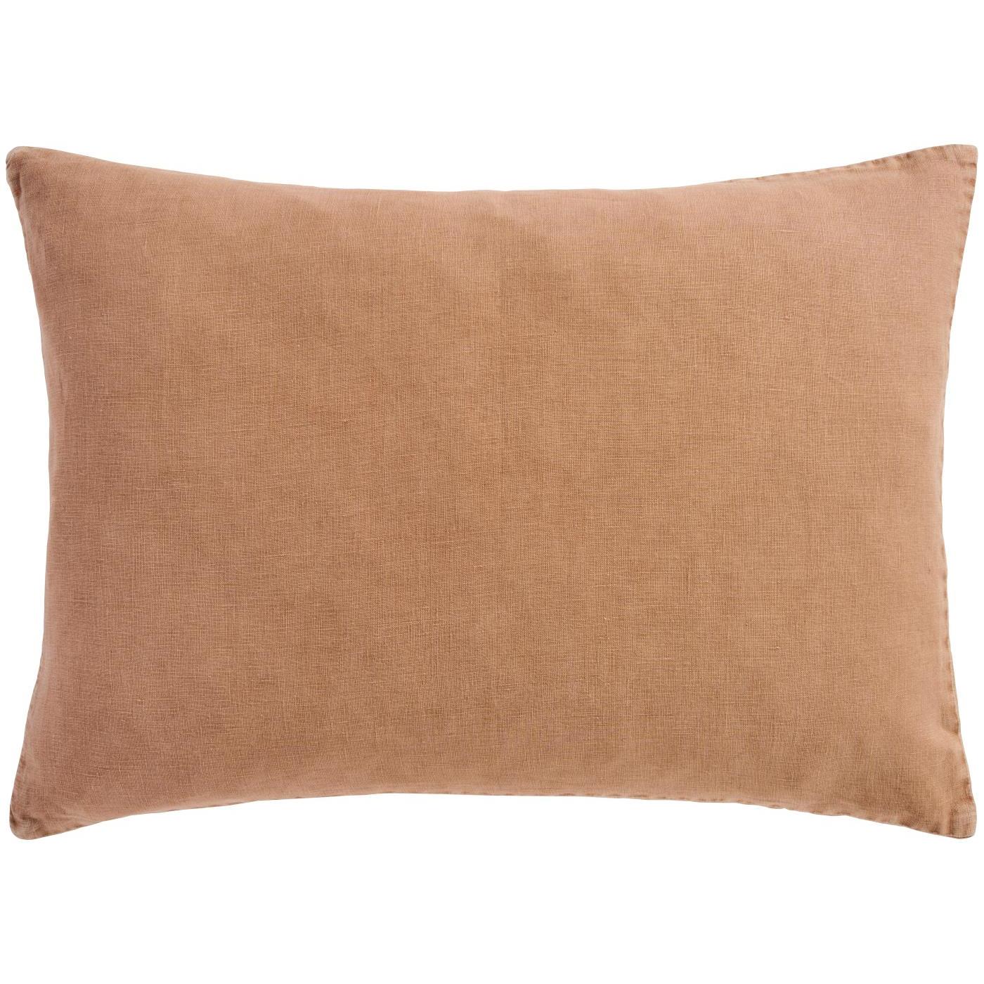 Pudebetræk i 100% hør i varm Camel nuance med let orange skær, 50x70 cm inkl. pudefyld – køb hos butikalrum.dk.