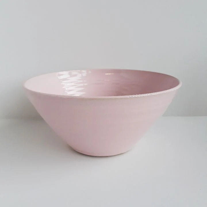 Stor skål i lyserød farve Candyfloss – håndlavet bornholmsk keramik, Ø25 cm, H12 cm, med unikke variationer i glasur.