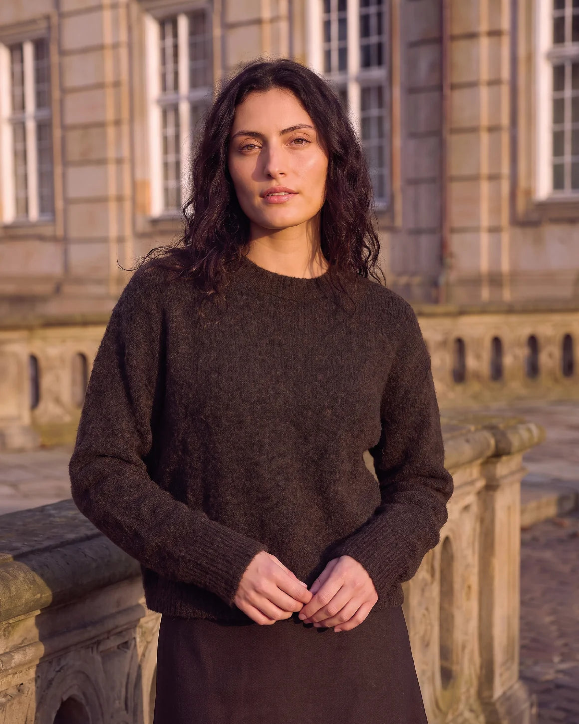 Carol Knit fra La Rouge i Dark Brown, blød strik med alpaka og uld – køb hos butikalrum.dk.