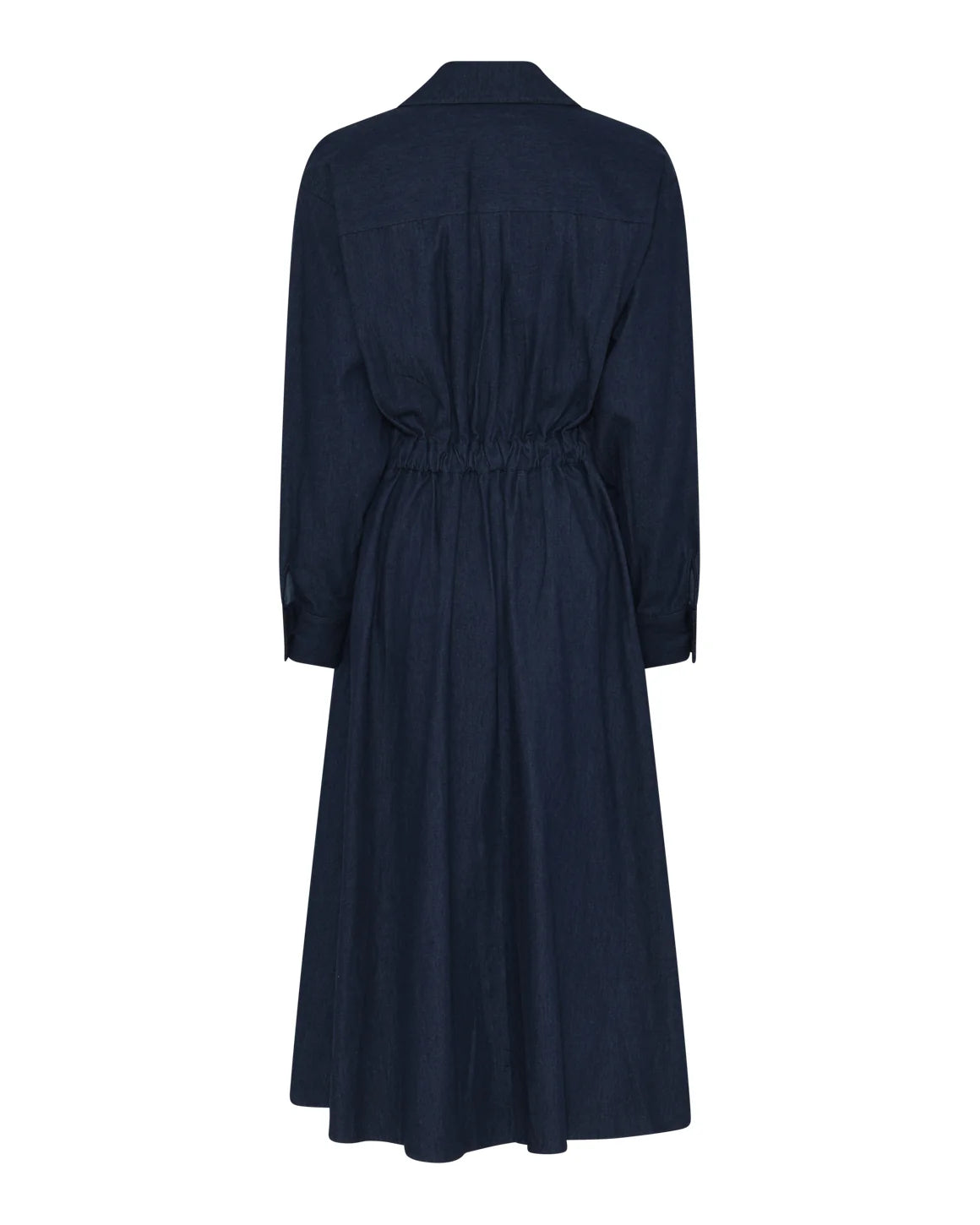 Charlotte Dress – langærmet skjortekjole i mørk marine denim med v-hals, markeret talje og knapdetalje i siden.