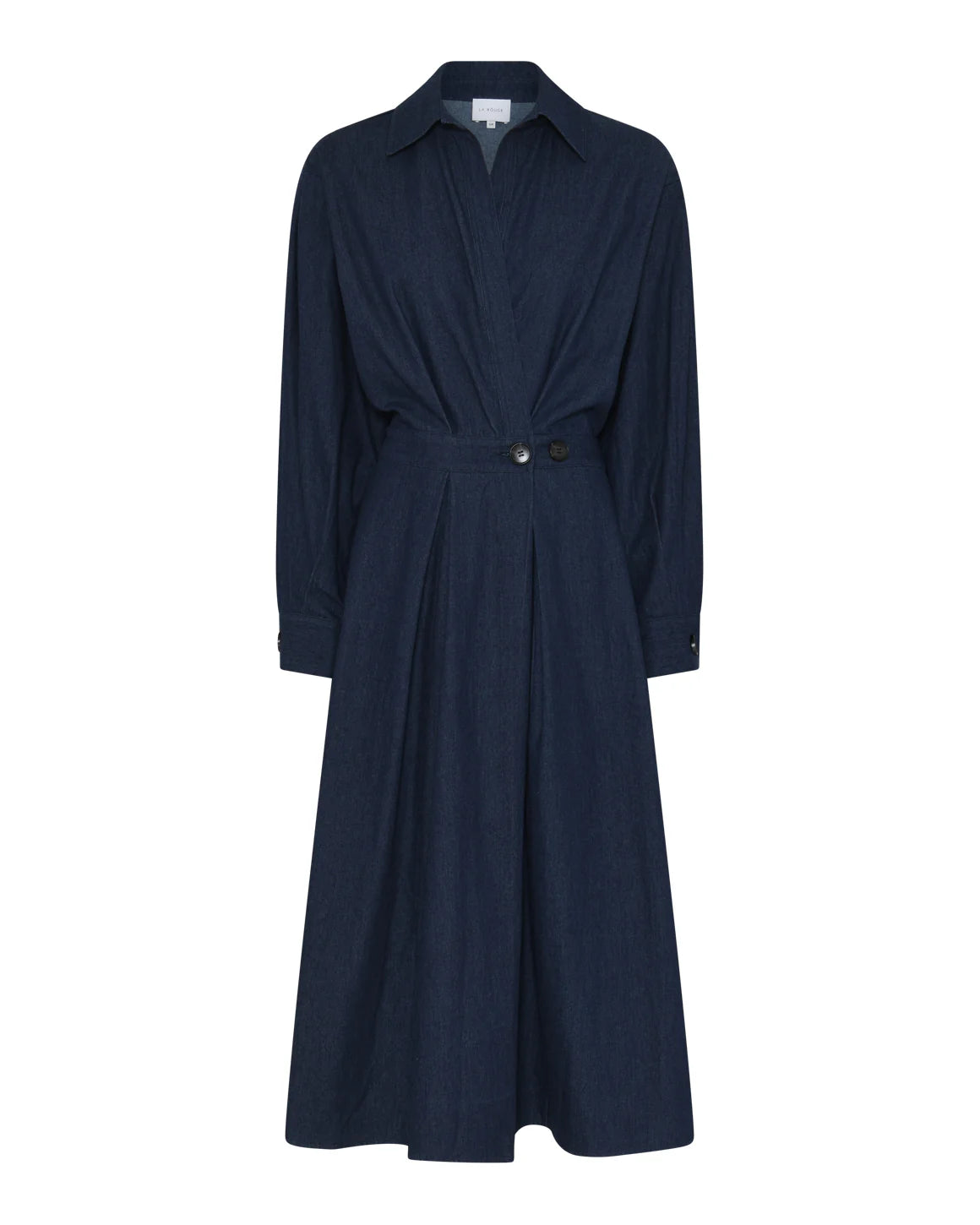 Charlotte Dress – langærmet skjortekjole i mørk marine denim med v-hals, markeret talje og knapdetalje i siden.