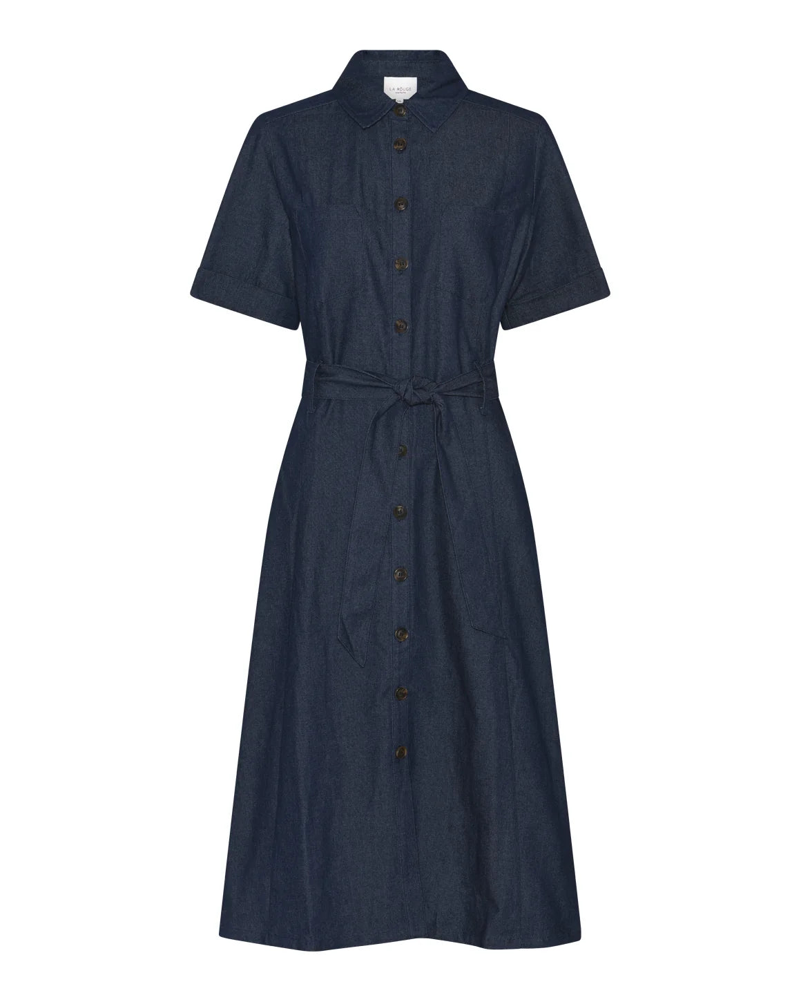 Charlotte New Dress fra LA RōUGE med A-formet silhuet, skjortekrave og bindebånd i taljen – køb hos butikalrum.dk.