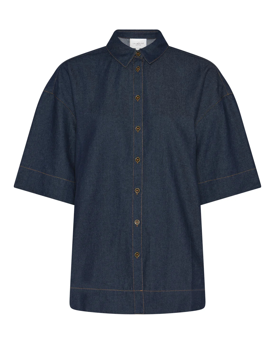 Charlotte Shirt i Dark Denim fra LA RōUGE med boxy pasform, korte ærmer og klassisk skjortekrave – køb hos butikalrum.dk.