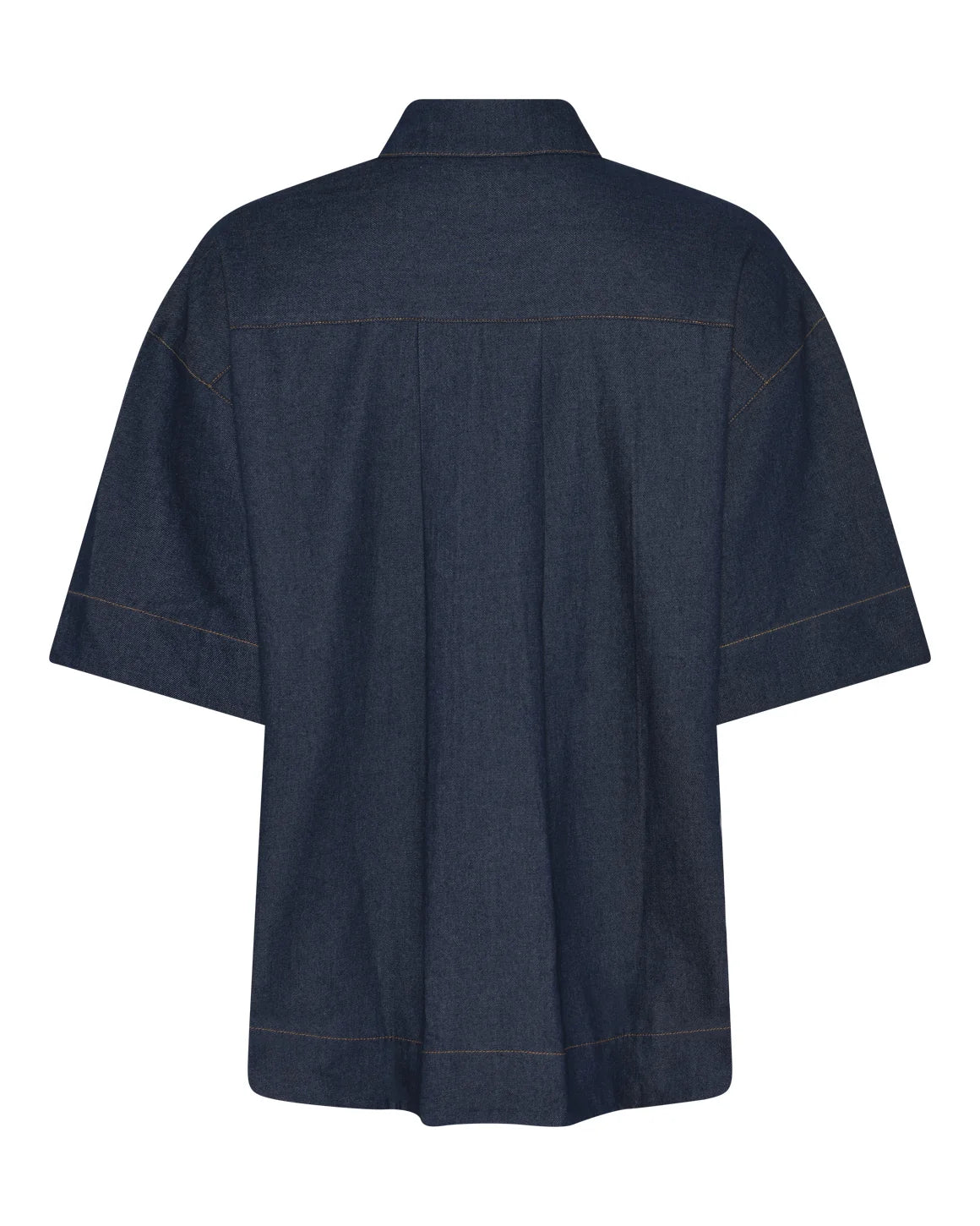 Charlotte Shirt i Dark Denim fra LA RōUGE med boxy pasform, korte ærmer og klassisk skjortekrave – køb hos butikalrum.dk.