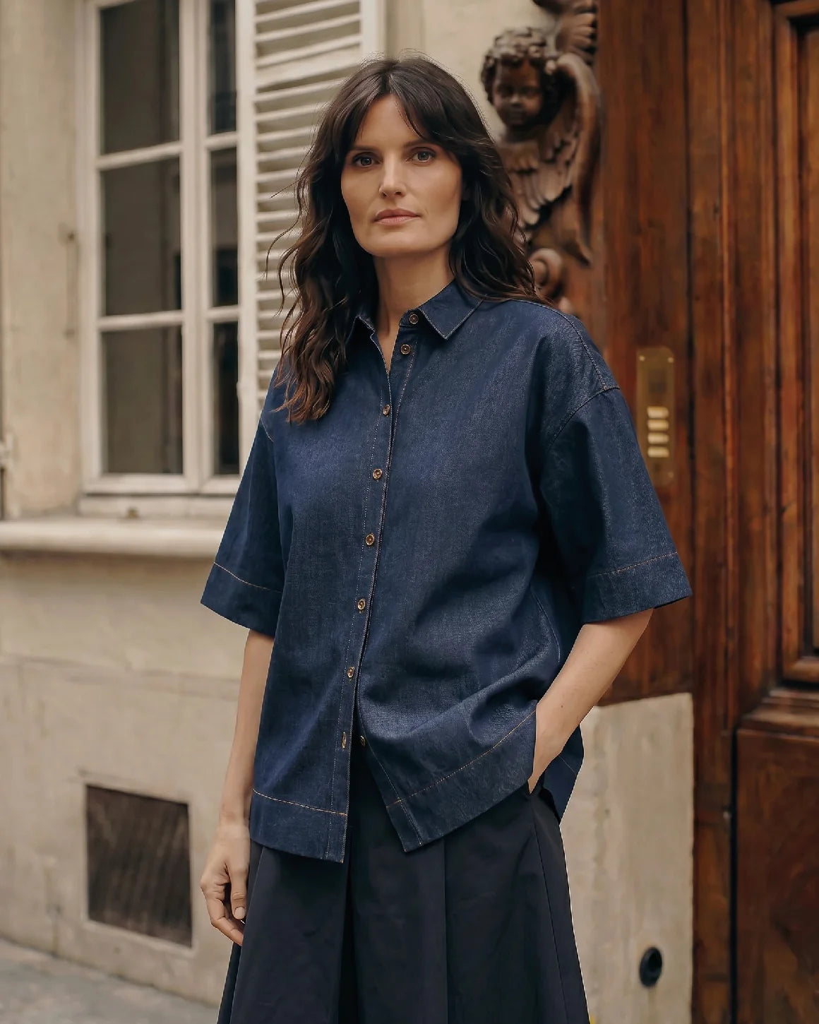 Charlotte Shirt i Dark Denim fra LA RōUGE med boxy pasform, korte ærmer og klassisk skjortekrave – køb hos butikalrum.dk.
