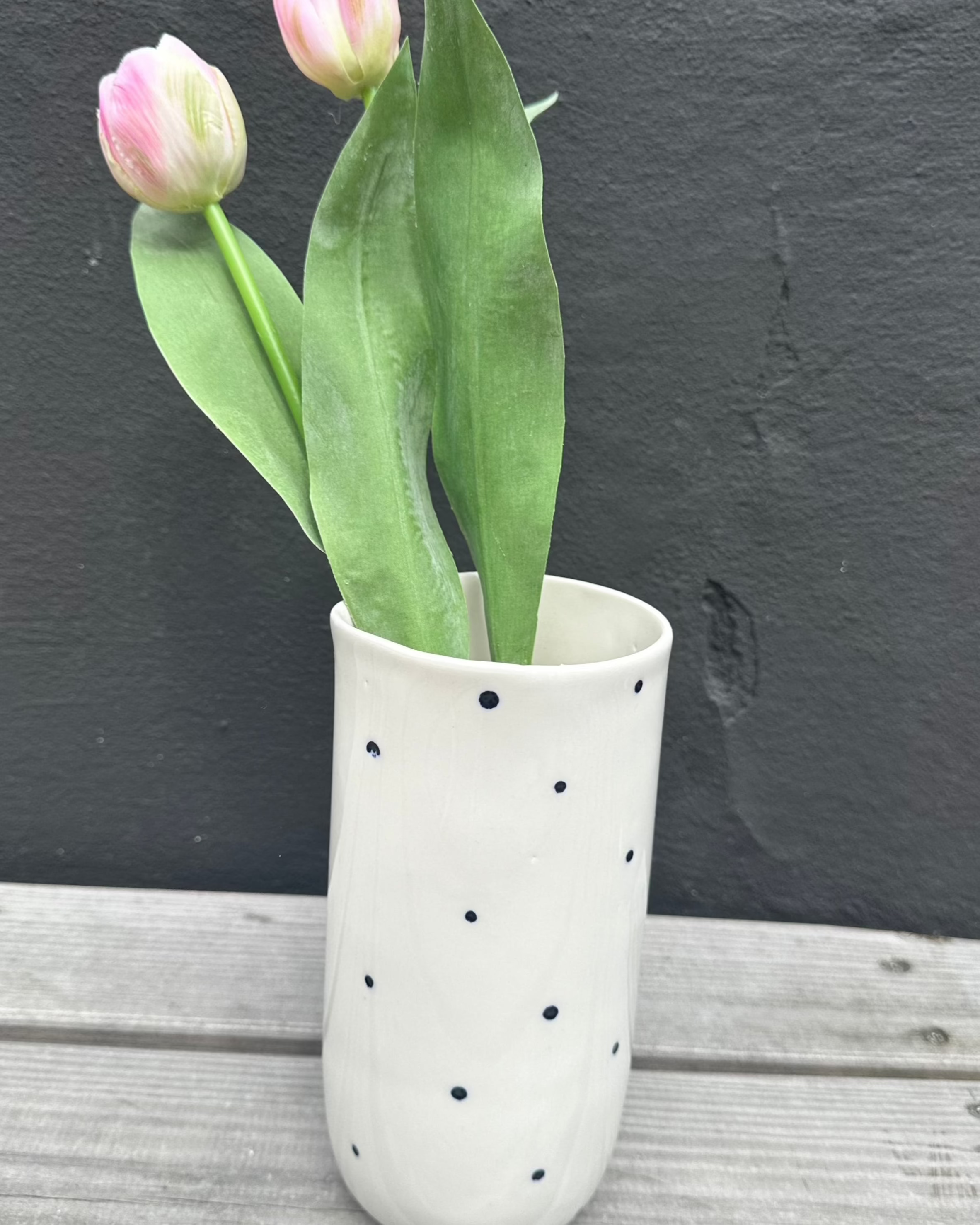 Christine Thuesen Vesterhavsvasen med prikker – håndlavet porcelæns vase med et moderne og kunstnerisk design, perfekt til blomster eller som dekorativt element.