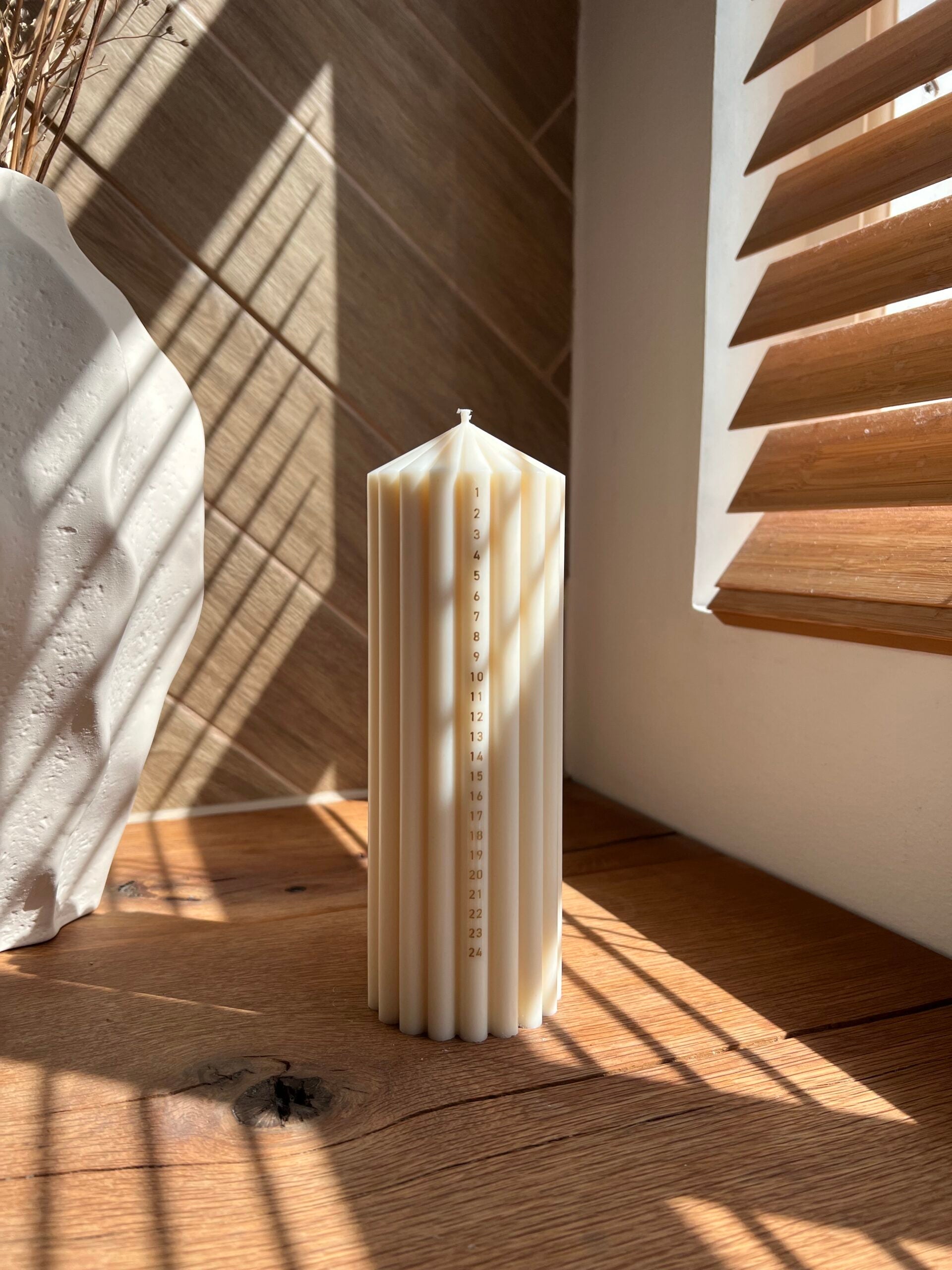 Håndlavet hvid kalenderlys med bomuldsvæge og 90 timers brændetid – Classic fra Butikalrum.dk på Amagerbro