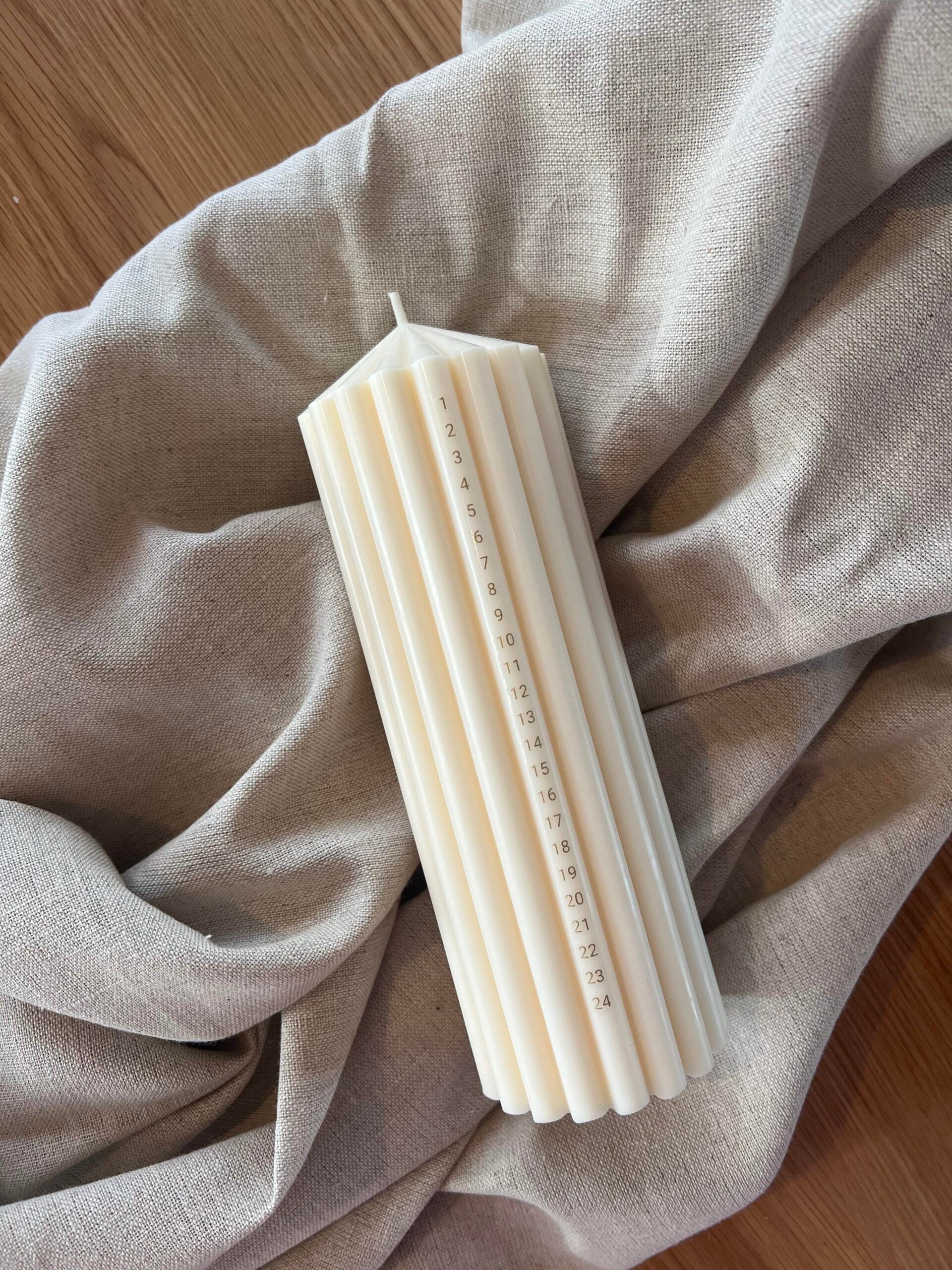 Håndlavet hvid kalenderlys med bomuldsvæge og 90 timers brændetid – Classic fra Butikalrum.dk på Amagerbro