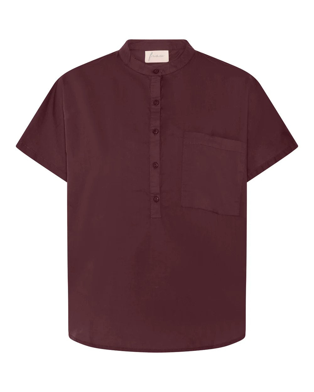 Colombo Top i Red Mahogany – stilfuld top med kinakrave, brystlomme og kort ærme, lavet i en varm og raffineret farve.